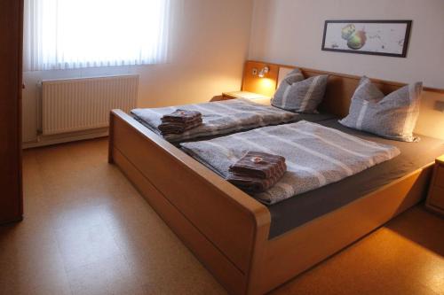 布伦Ferienwohnung Büren的一间卧室配有两张带毛巾的床