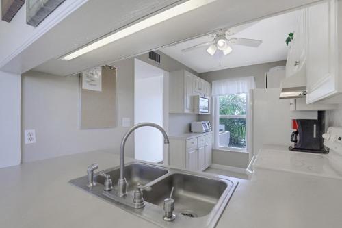 马可岛Moorings 302的厨房配有不锈钢水槽和窗户