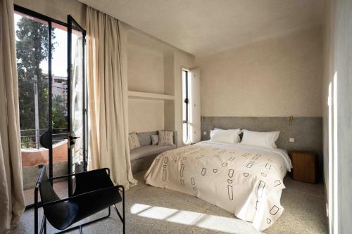 马拉喀什Maison Brummell Majorelle的一间卧室设有一张大床和一个大窗户