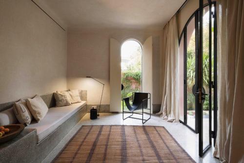 马拉喀什Maison Brummell Majorelle的带沙发和窗户的客厅