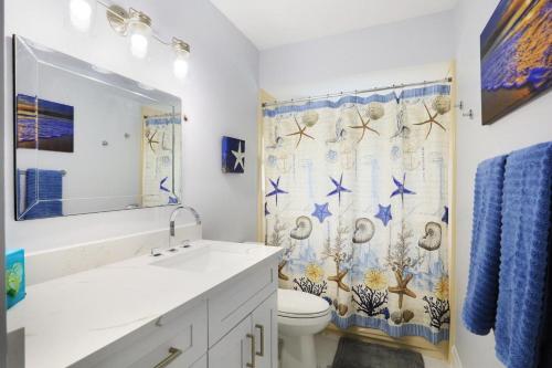 马可岛768 Sea Court的一间带卫生间和淋浴帘的浴室