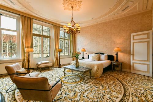 迪温特Grand Boutique Hotel-Restaurant Huis Vermeer的酒店客房,配有一张床和吊灯