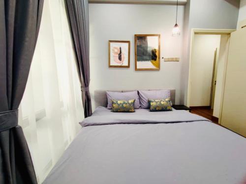吉隆坡Arte Mont Kiara by Autumn Suites Premium Stay的一间卧室设有一张大床和窗户