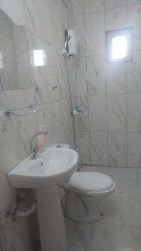 Çiftlik otel的白色的浴室设有卫生间和水槽。