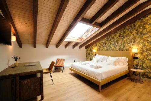 纳隆河畔穆罗斯HOTEL BOUTIQUE VILLA DEL MARQUÉS的一间卧室设有一张床和木制天花板
