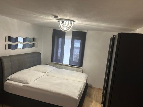 普福尔茨海姆Ferienwohnung Schwarzwald的一间小卧室,配有床和窗户