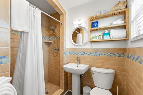 圣徒皮特海滩海滩酒店的浴室配有卫生间、盥洗盆和淋浴。