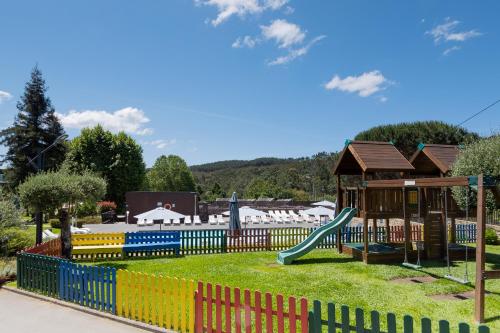 卡米尼亚普拉泽自然度假酒店的一个带滑梯和游戏结构的游乐场