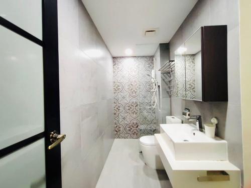 吉隆坡Arte Mont Kiara by Autumn Suites Premium Stay的浴室配有白色卫生间和盥洗盆。