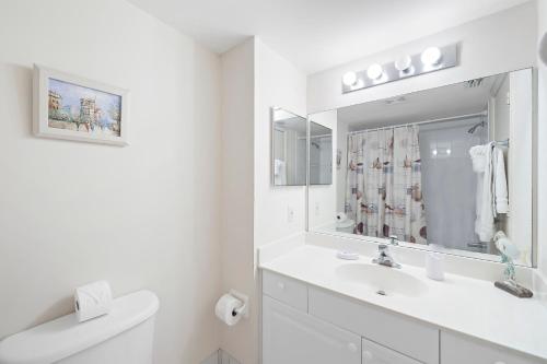 马可岛海滩俱乐部417度假屋的白色的浴室设有水槽和镜子