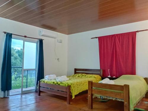 拉班达La Casita的一间卧室设有两张床和窗户。