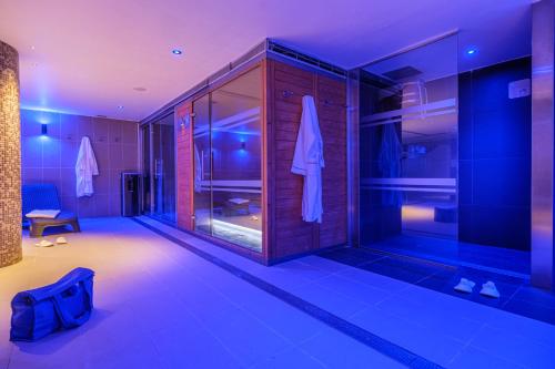 帕斯底拉卡萨斯波汀酒店的带淋浴的浴室(带蓝色灯光)