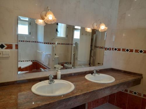 阿尔啼Spacious villa in Altea Hills的一间带两个盥洗盆和大镜子的浴室