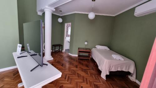 圣萨尔瓦多德朱El Cerquero, Casa de Huéspedes的一间卧室配有一张床和一张带镜子的书桌