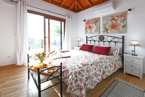 蒂哈拉费Casa Garcia的一间卧室配有一张带红色枕头的床和一张桌子