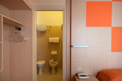 佩斯卡拉丽晶特酒店的一间带卫生间和床的小浴室