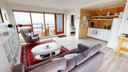 海德利桑德Gotuhus - Sea View Apartment的客厅配有沙发和桌子