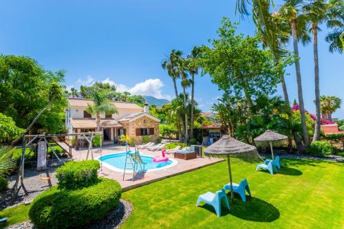 阿尔豪林德拉托里Cubo's Villa Llanos de la Plata的后院设有游泳池和游乐场