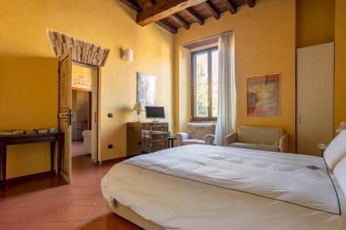 费拉拉CASA DUCHESSE al Castello的一间卧室,卧室内配有一张大床