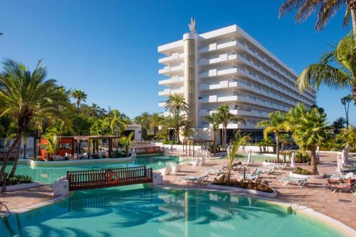 英格兰海滩Hotel Gran Canaria Princess - Adults Only的一座带游泳池和大型建筑的度假村