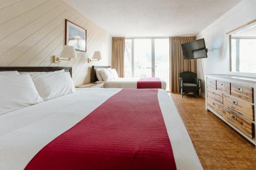 克里斯琴斯特德上岛酒店的酒店客房设有一张大床和一台电视机。