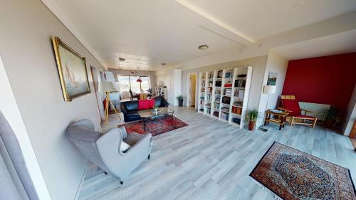 海德利桑德Kleifar: Ocean View Apartment的客厅配有沙发和椅子
