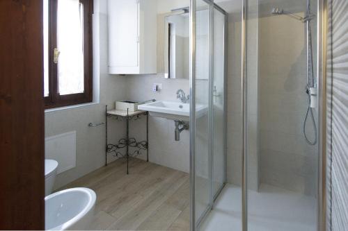卡奥莱Casa Sincielli的一间带玻璃淋浴和水槽的浴室