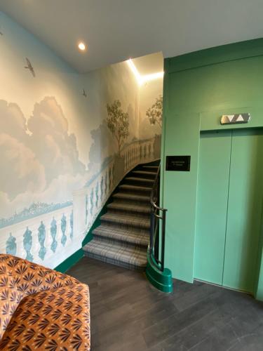 奥尔良Hôtel Marguerite的墙上画画的建筑物的楼梯