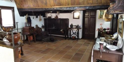 圣克鲁斯德拉塞罗斯Casa Rural Barangua en el Pirineo Aragonés的一间拥有木制天花板的老式厨房和一间房间