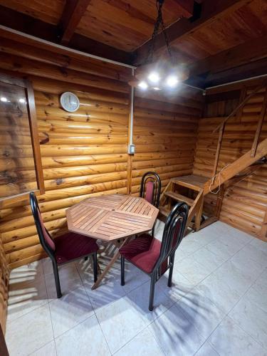拉里奥哈Cabaña的木制客房配有桌子和两把椅子
