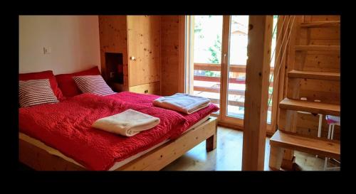ChamosonRestaurant Les Vérines的一间卧室配有一张床,上面有两条毛巾