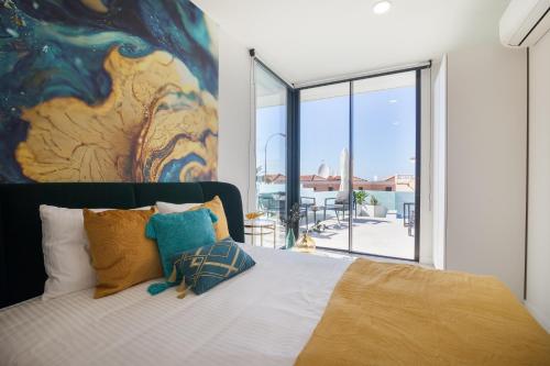 阿德耶200m NEW A Villa with private, heated pool and amazing ocean view的一间卧室配有一张壁画大床
