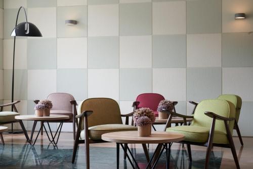 萨瓦德尔加泰罗尼亚萨巴度尔酒店的等候室的一排桌椅