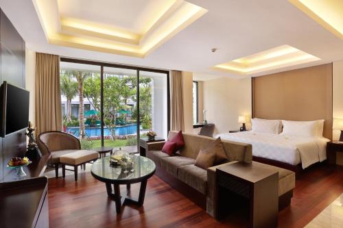 努沙杜瓦努沙杜瓦巴厘酒店的酒店客房,配有床和沙发