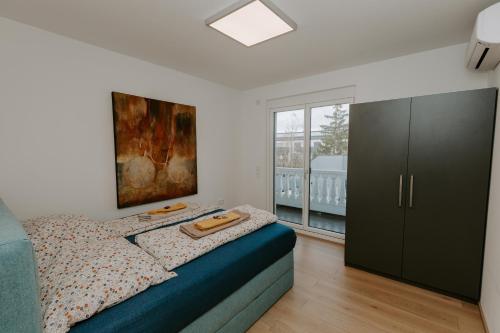 滨湖新锡德尔FAIRien from home的一间卧室设有一张床和一个大窗户