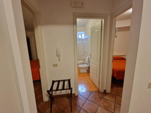 陶尔米纳德格利阿格鲁米住宿酒店的走廊上设有卫生间和椅子