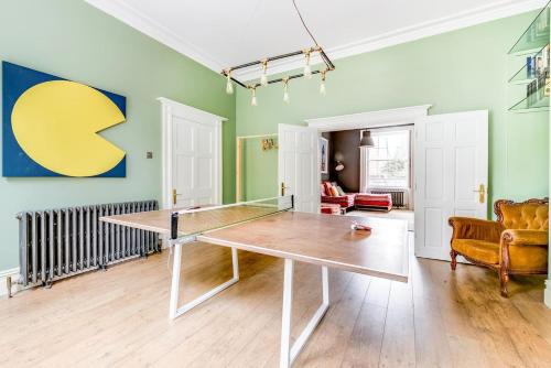 利物浦Host & Stay - The Georgian Townhouse的客厅设有一张乒乓球桌,拥有绿色的墙壁