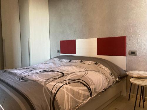 卡斯塔诺兰泽Casa vacanze Martina的一张红色和白色床头板的床
