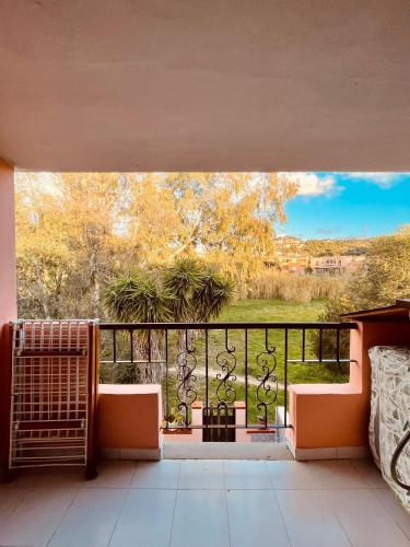 维拉西米乌斯Casa Jane的房屋的阳台享有风景。