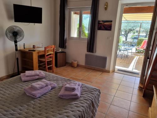 Montbrison-sur-LezLa Fanette的一间卧室配有一张带紫色毛巾的床