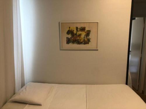 贝洛奥里藏特Condomínio Max Savassi Superior apto 1502的墙上照片的一张床位