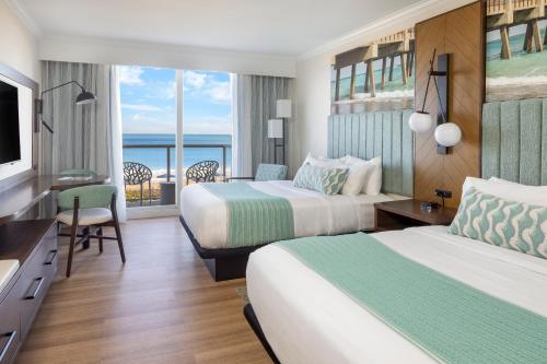 詹森比奇The Lucie的酒店客房设有两张床,享有海景。
