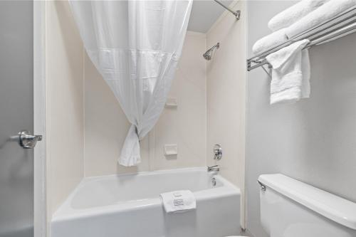 本德德斯特特河红山套房酒店 - 本德的带淋浴和卫生间的白色浴室