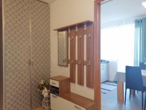 森克Apartments Zupan的带步入式淋浴间的房间和用餐室