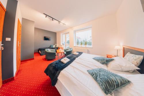 科沃布热格Willa Szafir的一间卧室配有一张大床和红地毯
