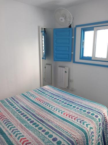 贝赫尔-德拉弗龙特拉El Escondite de Vejer的一间卧室配有一张带彩色毯子的床