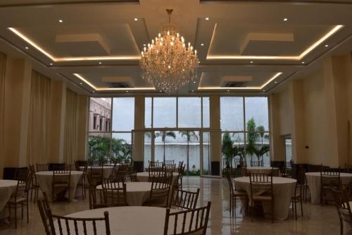 加雅The White Lotus的宴会厅配有桌椅和吊灯