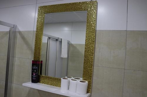 内夫谢希尔loftpalacesuit的浴室设有镜子、架子和洗浴用品