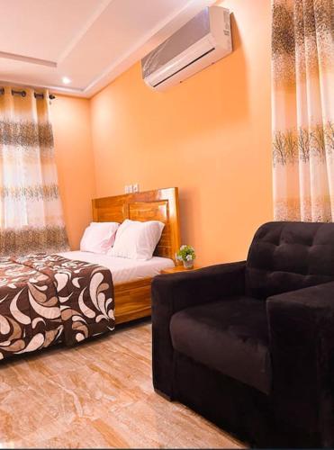 AshaimanRabban Apartment的一间卧室配有一张床和一张沙发