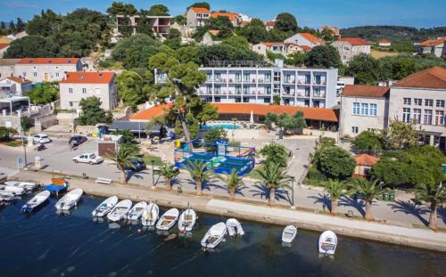 鲁巴达Hotel Lumbarda的享有码头的空中景色,在水中划船